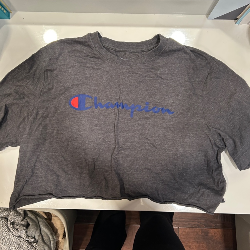 CROPPED CHAMPION SHIRT